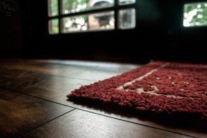 Important Tips Before Placing Rugs On Hardwood Floors | Log Homes Guide